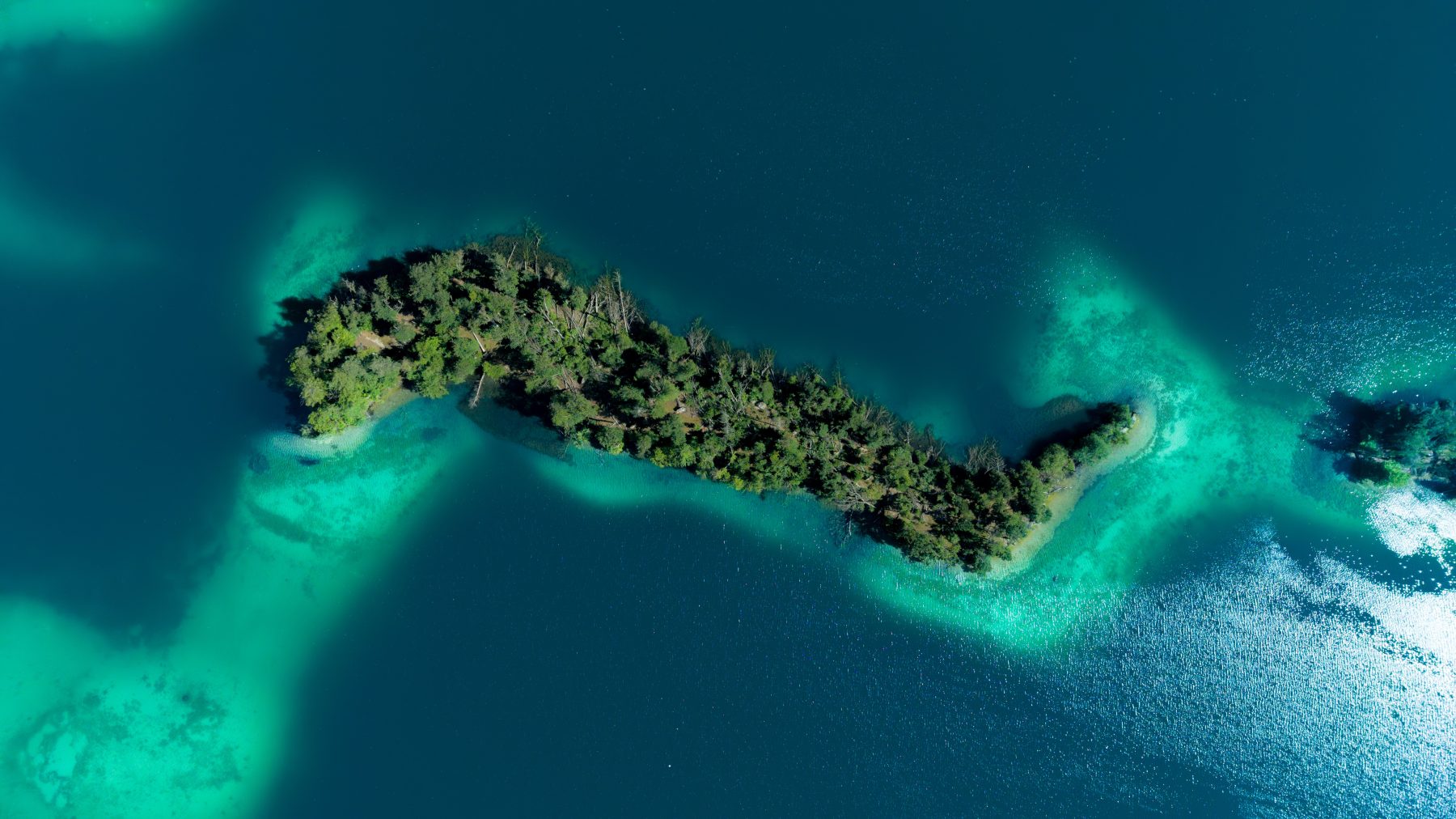 Insel im türkisen See